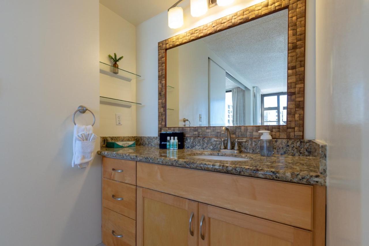 Beautifully Renovated 32Nd Floor Deluxe Ocean View Waikiki Condo Condo โฮโนลูลู ภายนอก รูปภาพ